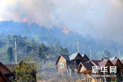 组图：泰山余脉发生多处大火 向泰山蔓延