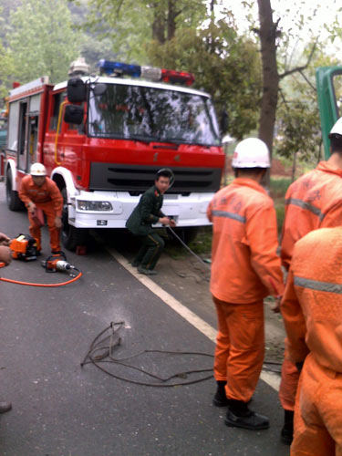 组图：大货撞树司机被卡 铜仁消防紧急排险