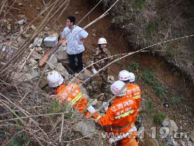 组图：越野车坠山崖2死3伤 消防急救援