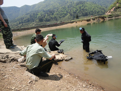 水库阀门钢索锈断 消防蛙人保农田灌溉