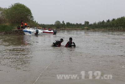 组图：新疆博湖翻船7人获救 5人失踪