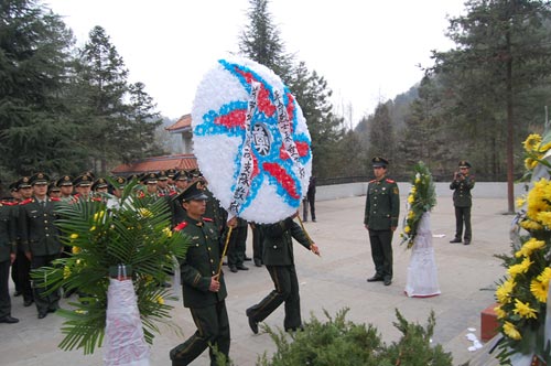 毕节消防特勤官兵清明时节祭英烈/图