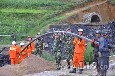 平塘牛棚煤矿透水困21人 消防紧急救援/图