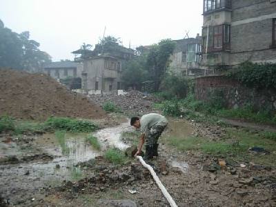 暴雨引发住宅内涝 靖安消防官兵抽水排险