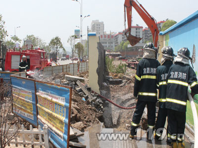 组图：工地煤气泄漏 消防两小时巧排险