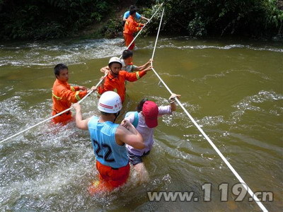 组图：26名驴友被困山中 南宁消防急救