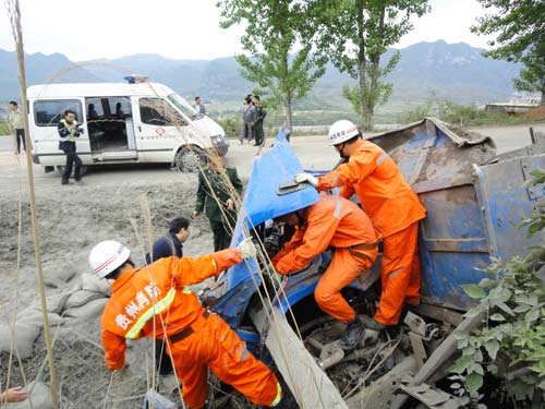 组图：水泥货车侧翻 变形驾驶室咬住两人