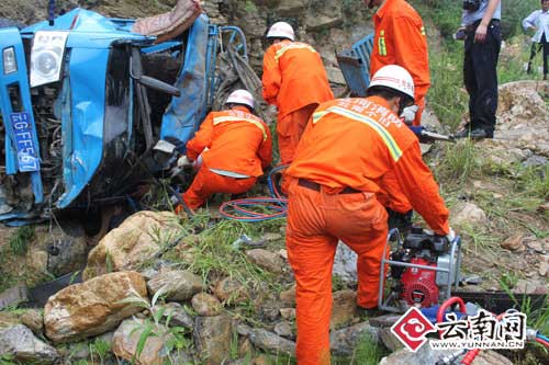 组图：个旧农用车“飞”下20米深沟1死1伤