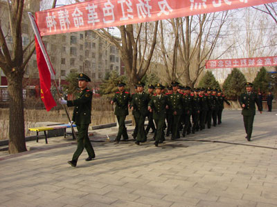 组图：清明节张掖中队官兵悼念革命先烈