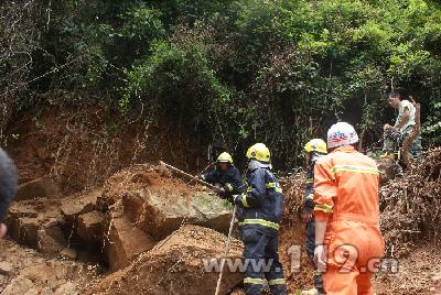 突发山体滑坡1死1伤 温州平阳消防急救