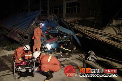 龙岩：超车不慎货车掉进沟 消防救司机