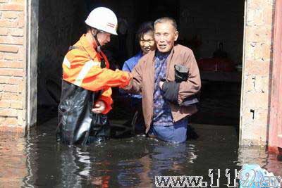 造纸厂污水池土坝决堤 消防疏散30人/图