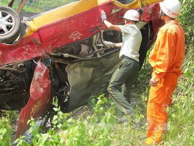 教练车失控侧翻2死3重伤 茂名消防驰援