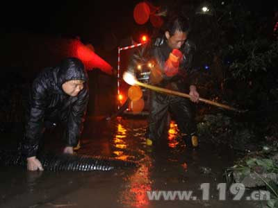 暴雨致20村庄被淹 密云消防奋战10小时