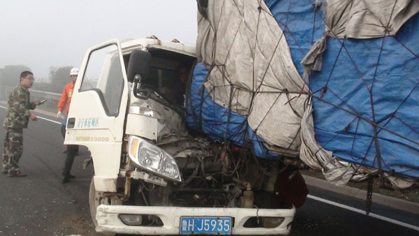 高速公路6车连环相撞 泰安消防紧急救援