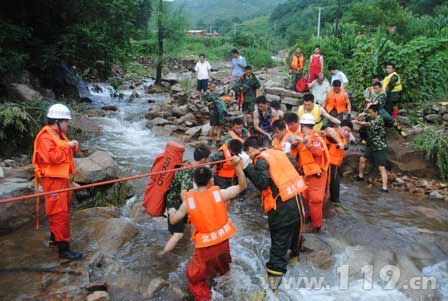 组图：泥石流困260余村民 消防18小时救援