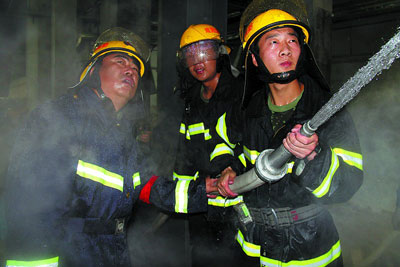 咸阳彩虹厂300余吨玻璃熔液泄漏 消防救援