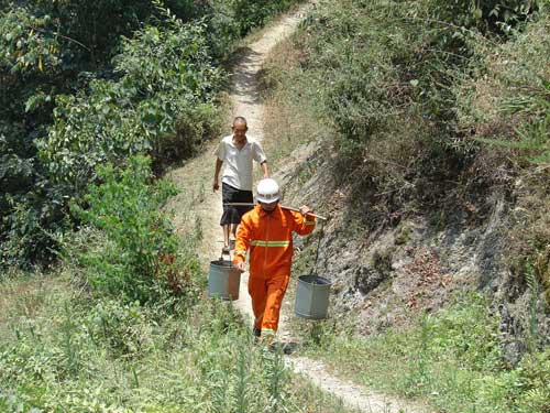 千余村民用水告急 消防30余吨清泉解燃眉