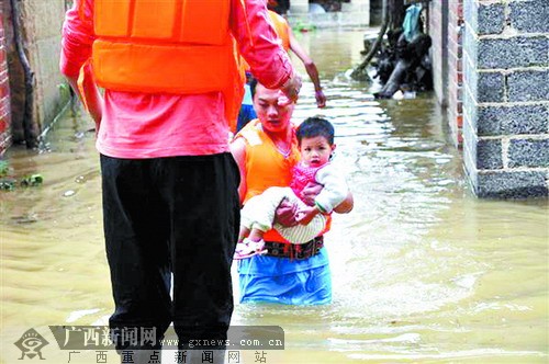 盘点黄金周安保：洪水中救人 暴雨中灭火