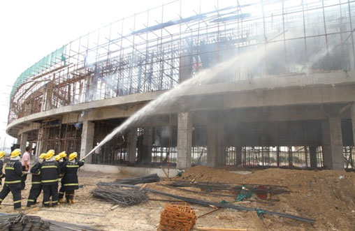 甘肃景泰一建筑工地突发大火 消防驰援/图