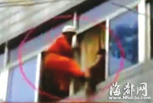 消防“飞踹哥”一脚救下跳楼男子走红网络