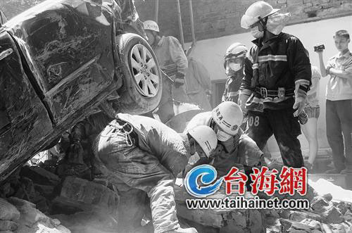 两货车相撞后再撞民房压埋轿车2死5伤/图