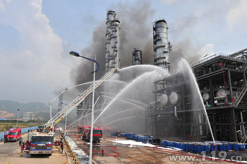 组图：大亚湾炼油基地爆炸 79辆消防车驰援