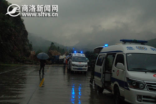 组图：陕西商洛山体塌方 百人冒雨救援