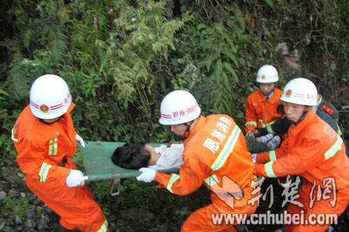 组图：轿车翻入天坑2死3伤 恩施消防驰援