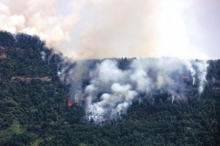 泸州山火蔓延 火箭车向天“借”雨灭火