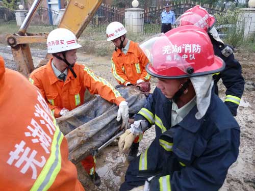 泥土塌方工人被埋 消防积极配合救人