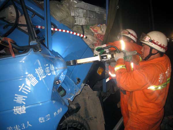 货车“吻”上油罐车 泰安消防火速救援