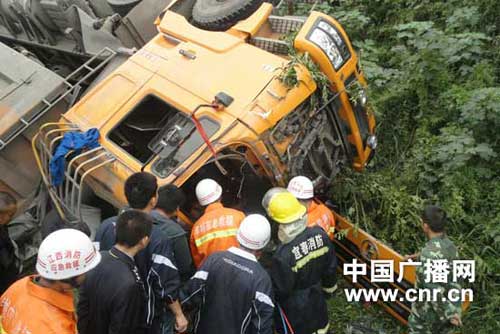 江西一大货车翻入稻田 一女子遭围困/图