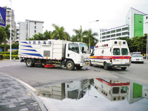 深圳一清洁车撞电单车 致1人当场身亡/图