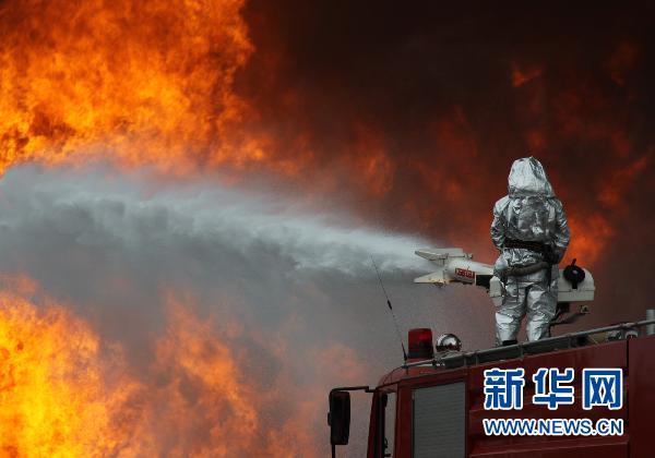 山东青州一地下油池起火 消防驰援/图