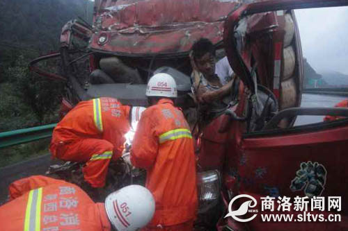 沪陕高速杨斜段发生交通事故 致1死1伤