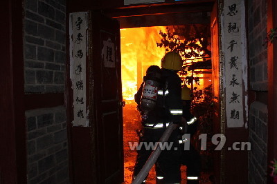 古城北门街起火1人死 丽江消防奋力扑救