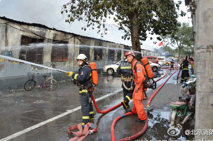 组图：北京复兴里菜市场起火 36消防车出动