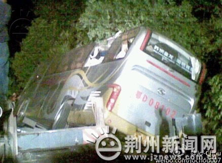 组图：湖南吉首客车翻车 已致10人死亡