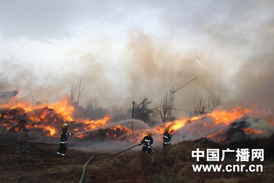 石河子一造纸起火 消防6小时持续扑救