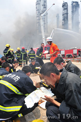 组图：大亚湾炼油基地爆炸 79辆消防车驰援