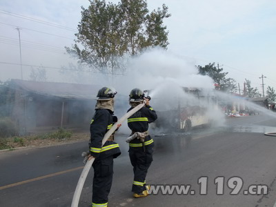 组图：江陵客车行驶中起火 17人火海逃生