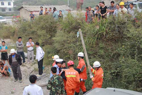 摩托与轿车相撞致4人重伤 消防救援