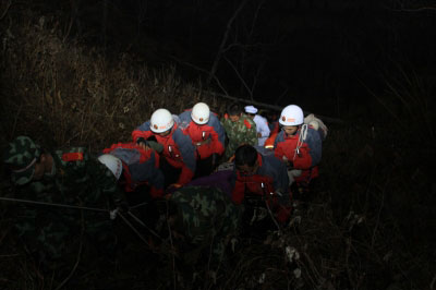 组图：12名驴友被困长白山 消防紧急营救