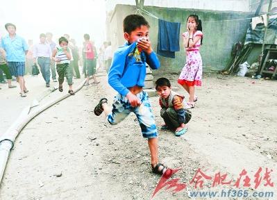 合肥城中村突发大火 道路狭窄消防车难行