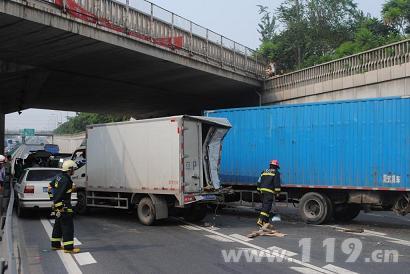 北京五环主路六车连环相撞 消防救援