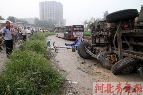 河北一大货车与公交车相撞致7人受伤/图