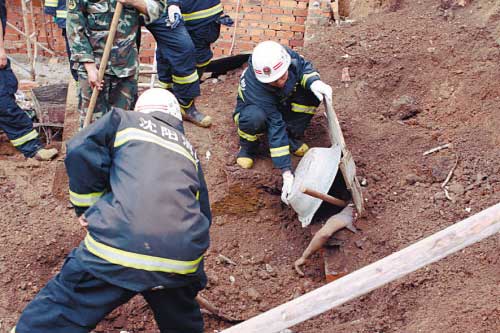 跟风改扩别墅酿惨剧 工地坍塌工人1死1伤