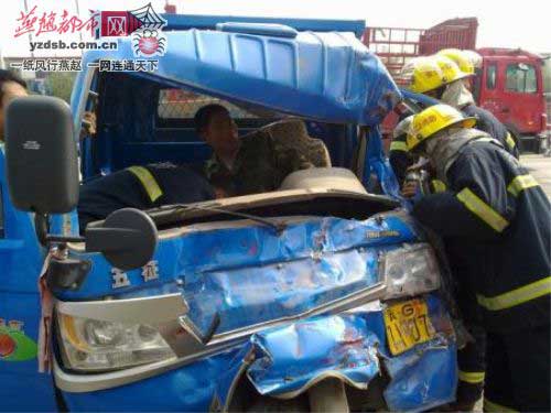 河北一农用三轮撞上轿车 司机遭围困/图