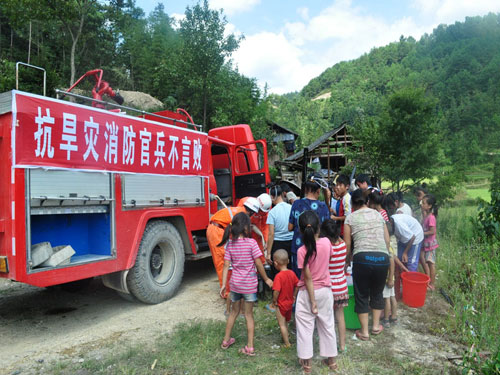 偏远山寨断水数日 台江消防翻山越岭送水